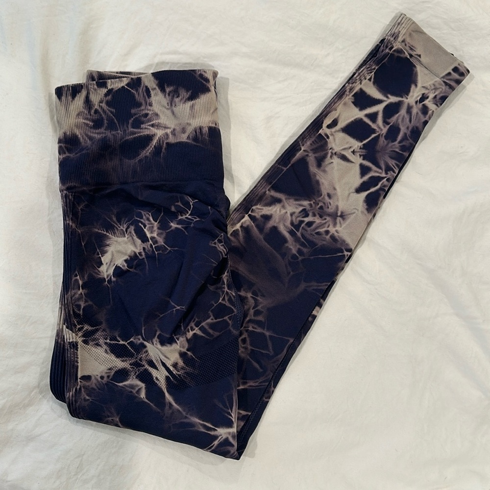 Scrunch butt tied dyed workout leggings